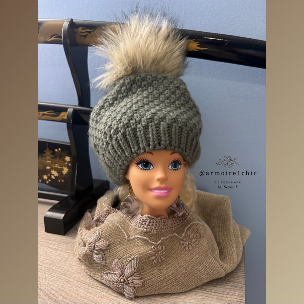 KNIT BEANIE | Women’s Winter Hat | Unbranded with Faux Fur Pom-Pom | Gray Color